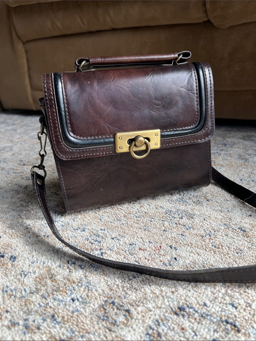 Vintage-Style Brown Leather Crossbody Bag with Brass Hardware